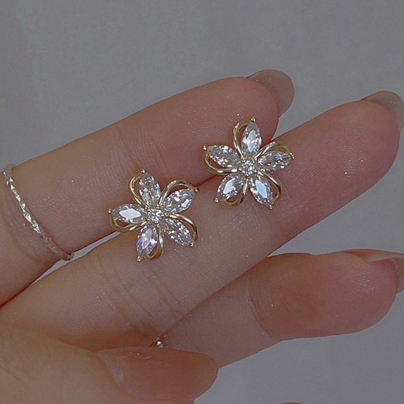 Brincos de flor delicada para  - Conch Earring Hoop avaliação e preço